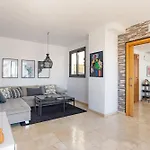 Modern Townhouse With Stunning View بيت للعطل