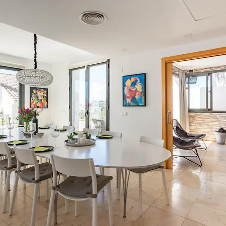 Modern Townhouse With Stunning View בית נופש