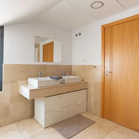 Modern Townhouse With Stunning View * פואנגירולה