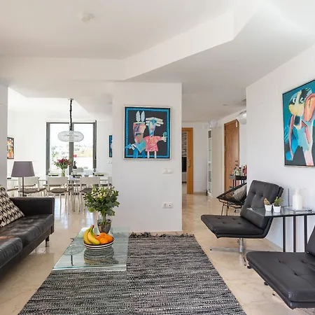 Modern Townhouse With Stunning View * 푸엔히롤라