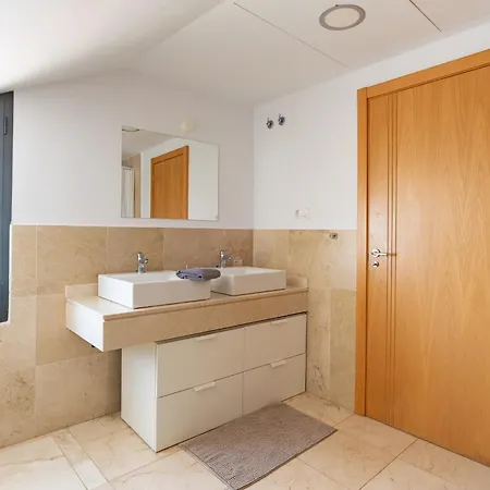 Modern Townhouse With Stunning View * 푸엔히롤라
