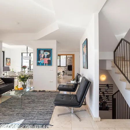 Modern Townhouse With Stunning View *