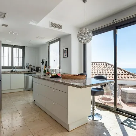 Дом отдыха Modern Townhouse With Stunning View