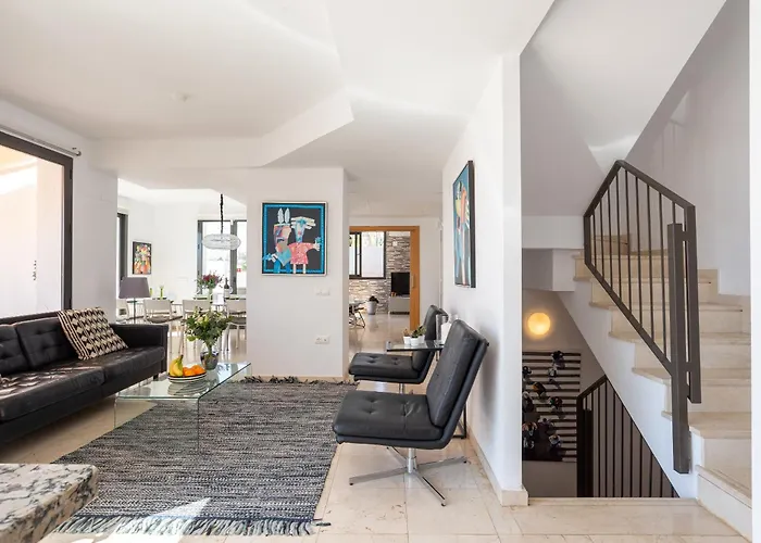 Modern Townhouse With Stunning View *